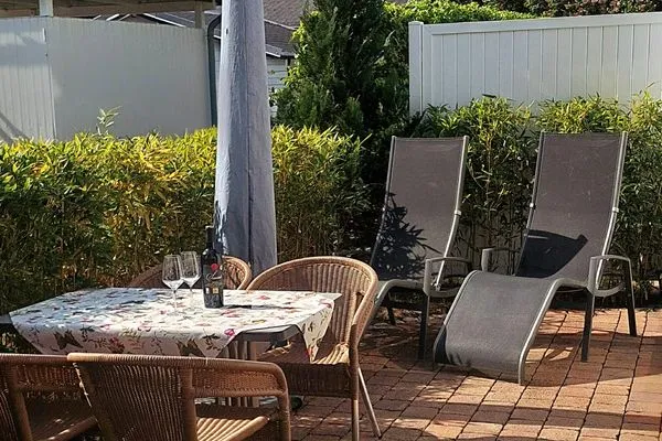 Terrasse mit Tisch und Bestuhlung  Rosenberg-Siedlung 21