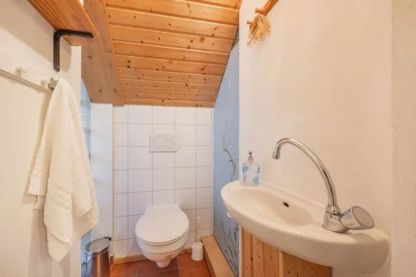 Badezimmer  Ferienhaus Rad Kapitän direkt am See mit Sauna und Terrasse