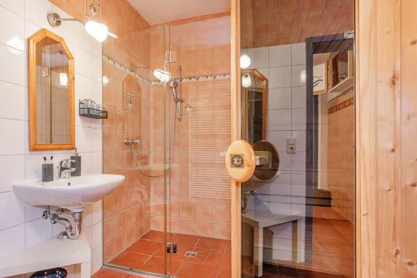 Badezimmer  Ferienhaus Rad Kapitän direkt am See mit Sauna und Terrasse