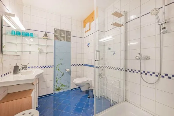 Badezimmer  Ferienhaus Rad Kapitän direkt am See mit Sauna und Terrasse