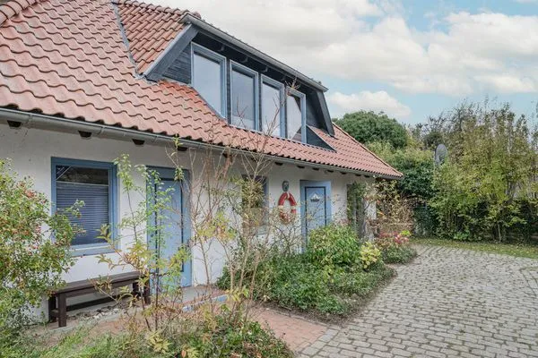 Fassade / Eingang  Ferienhaus Rad Kapitän direkt am See mit Sauna und Terrasse