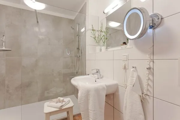 Badezimmer  Ferienwohnung Auszeit nur 100 m zum Strand mit Balkon