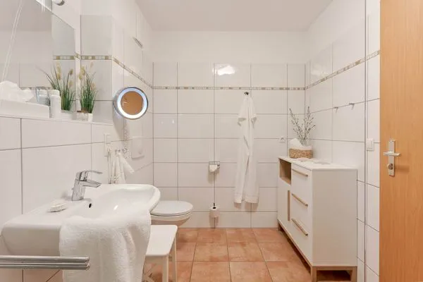 Badezimmer  Ferienwohnung Auszeit nur 100 m zum Strand mit Balkon