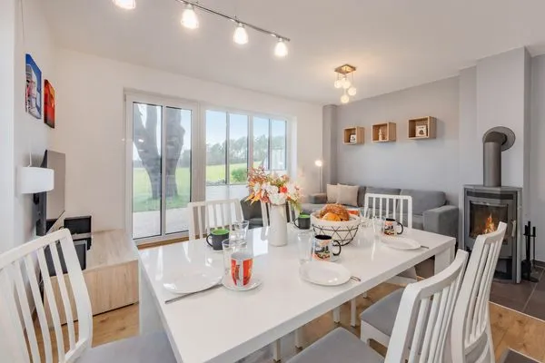 Wohnzimmer  Ferienhaus Anemone mit Kamin und großer Sonnenterrasse