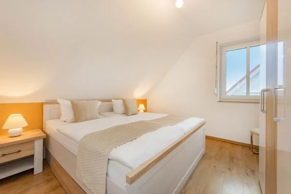 Schlafzimmer  Ferienhaus Anemone mit Kamin und großer Sonnenterrasse