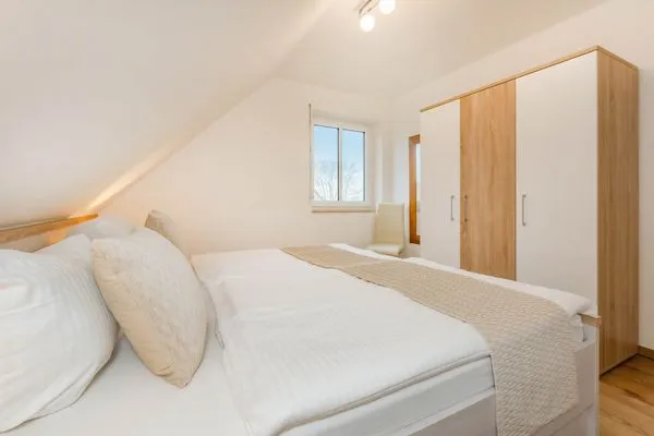 Schlafzimmer  Ferienhaus Anemone mit Kamin und großer Sonnenterrasse