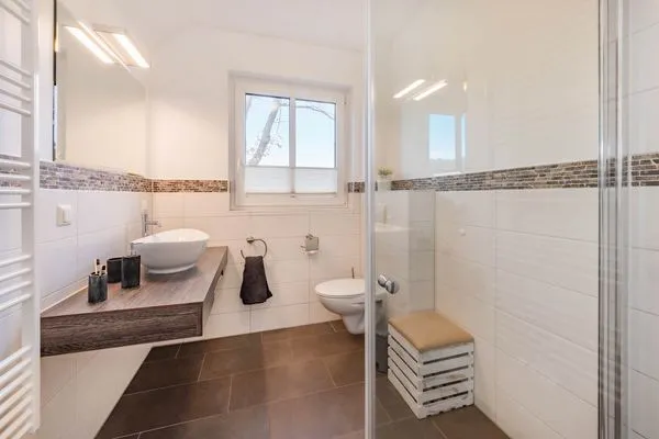 Badezimmer  Ferienhaus Anemone mit Kamin und großer Sonnenterrasse