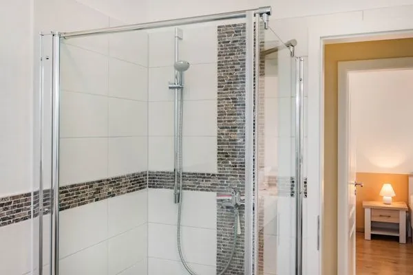 Badezimmer  Ferienhaus Anemone mit Kamin und großer Sonnenterrasse