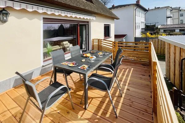 Terrasse Uns Schilfhus App. Nähstube nur 100 m zum Strand mit Terrasse