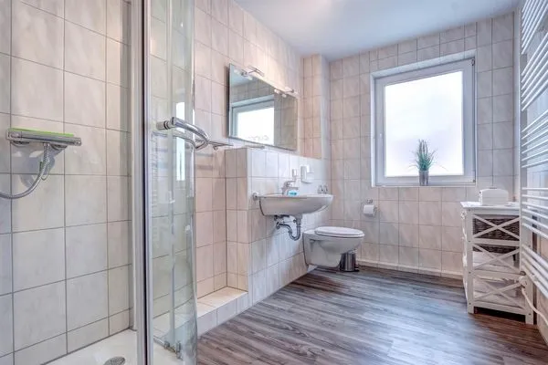 Badezimmer  Ferienwohnung Meereswoge mit Balkon und nur 100 m bis zum Strand