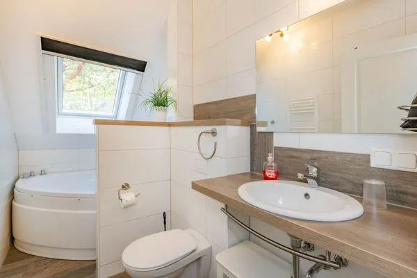Badezimmer  Ferienhaus MeerSeenSucht mit Sauna, Terrasse und Grill