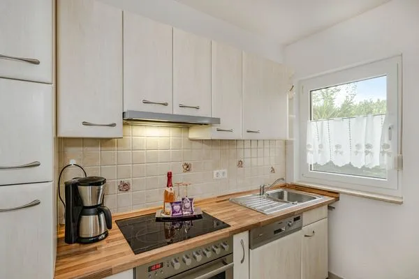Küche / Küchenzeile  Ferienwohnung Gestrandet mit Terrasse, Parkplatz und WLAN
