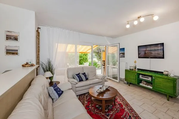 Wohnzimmer  Ferienwohnung Gestrandet mit Terrasse, Parkplatz und WLAN
