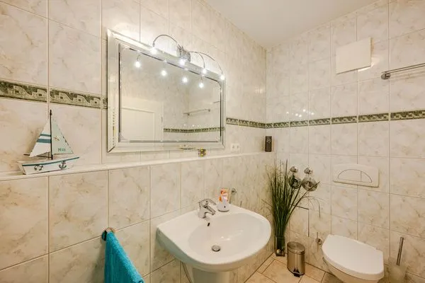 Badezimmer  Ferienwohnung Gestrandet mit Terrasse, Parkplatz und WLAN