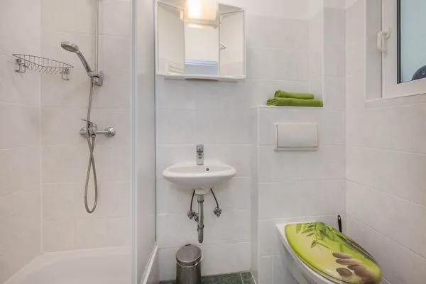 Badezimmer  Ferienhaus Mellenthin mit großer Terrasse - Hund willkommen