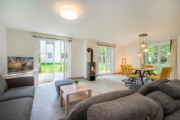 Wohnzimmer  Ferienhaus Im Kiefernwäldchen mit Sauna, Kamin und Terrasse