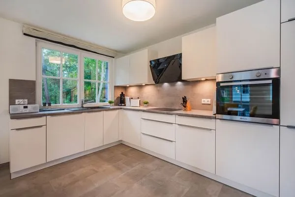 Küche / Küchenzeile  Ferienhaus Im Kiefernwäldchen mit Sauna, Kamin und Terrasse
