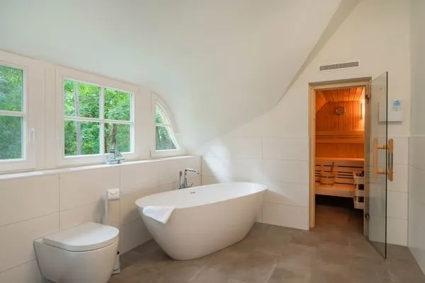 Badezimmer  Ferienhaus Im Kiefernwäldchen mit Sauna, Kamin und Terrasse