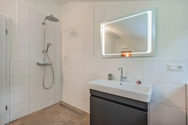 Badezimmer  Ferienhaus Im Kiefernwäldchen mit Sauna, Kamin und Terrasse