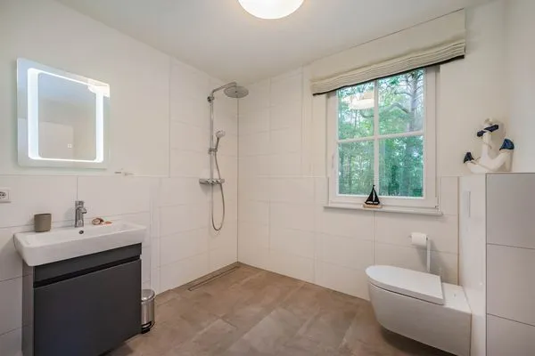 Badezimmer  Ferienhaus Im Kiefernwäldchen mit Sauna, Kamin und Terrasse