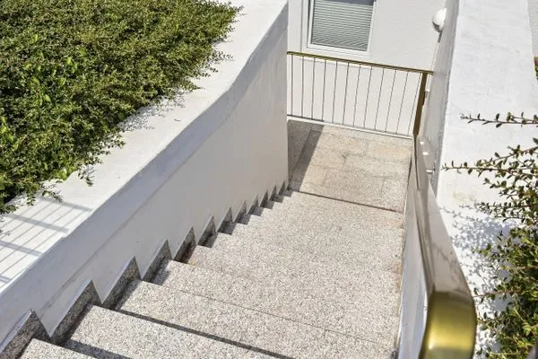 Zugang zu Haus 1 der Residenz Meeresbrandung: 18 weiße Stufen mit mittlerem Podest und Handlauf.  Residenz Meeresbrandung Nr. 35
