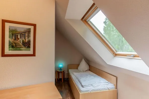 Schlafzimmer mit zwei Einzelbetten und TV Am Deich Am Deich Haus 32