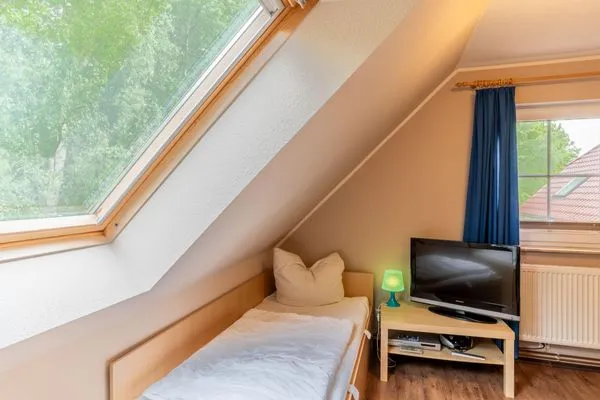 Schlafzimmer mit zwei Einzelbetten und TV Am Deich Am Deich Haus 32