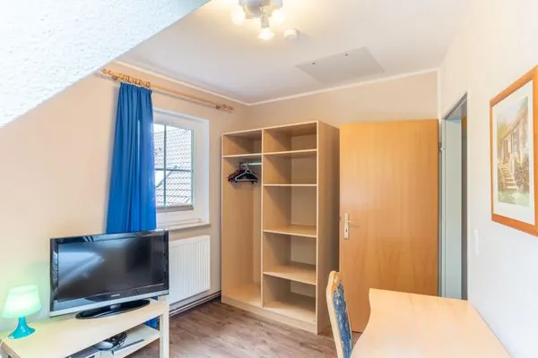 Schlafzimmer mit zwei Einzelbetten und TV Am Deich Am Deich Haus 32