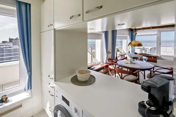 Offene Einbauküche einer Ferienwohnung Cuxhaven mit Meerblick beim Kochen.  Haus Pacific Duhnen Nr. 91