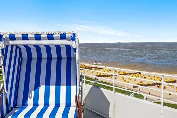 Großzügige Dachterrasse einer Ferienwohnung Cuxhaven mit Blick auf das Meer und die vorbeifahrenden Schiffe.  Haus Pacific Duhnen Nr. 91