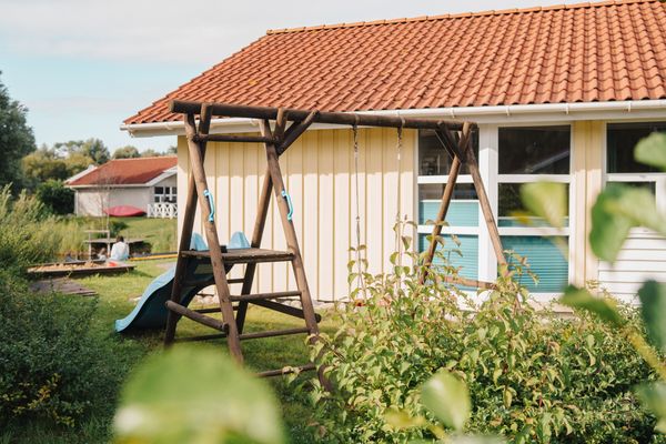  Ferienhaus Hus am See Otterndorf - Außenansicht und Schaukel