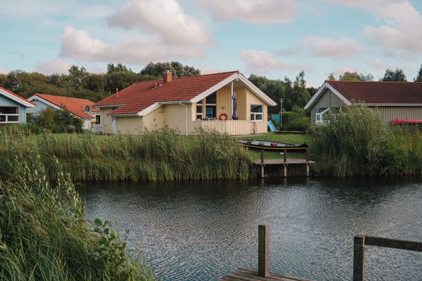  Ferienhaus Hus am See Otterndorf - Außenansicht und Wasser