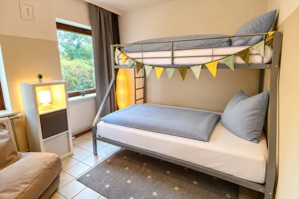 Etagenbett (140x200 und 90x200cm) im Kinderschlafzimmer  Ferienhaus an der Au