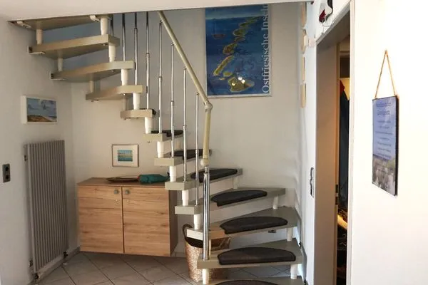 Treppe zum 1. Stockwerk  Silbermöwe Haus 02