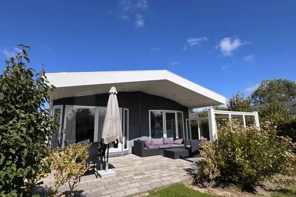  EuroParcs Schoneveld / Breskens Chalet Meer und Sonne mit Zaun Haus Nr. J253