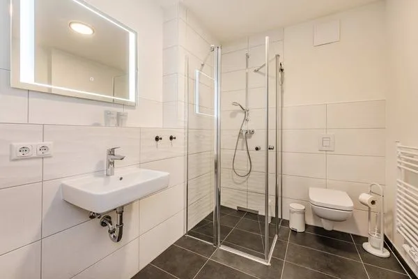 Badezimmer  Ferienwohnung Klippenblick mit Sauna, Kinderspielbereich und Fitnessraum
