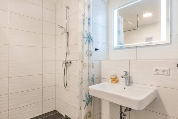 Badezimmer  Ferienwohnung Klippenblick mit Sauna, Kinderspielbereich und Fitnessraum