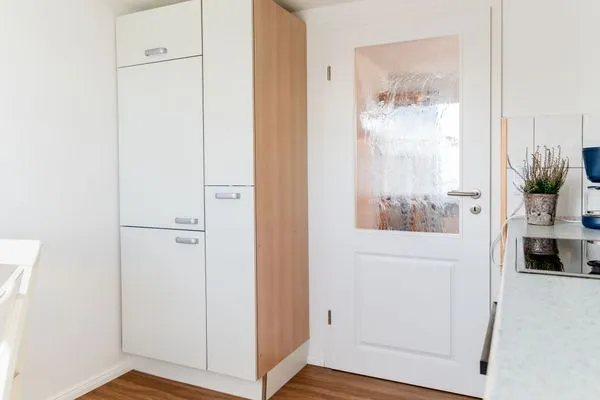 Küche mit Mikrowelle, Kühlschrank mit Gefrierfach, Geschirrspüler  Nordkiek No. 8