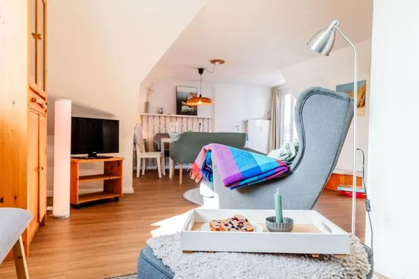 Wohnzimmer mit TV, Sofa, Leseecke, Spielesammlung  Nordkiek No. 8