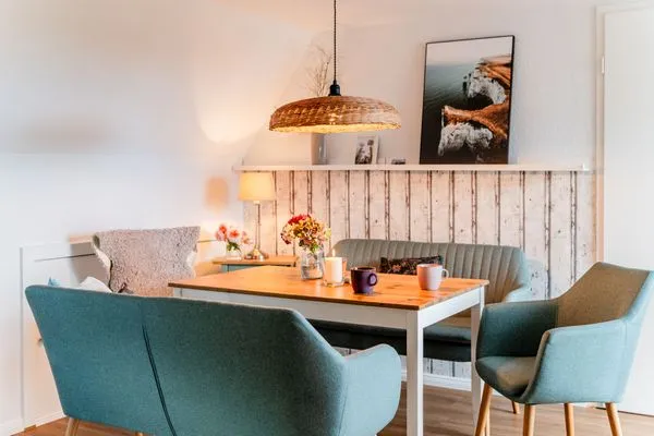 Essbereich im Wohnzimmer mit Terrassenzugang und kleinem Meerblick  Nordkiek No. 8