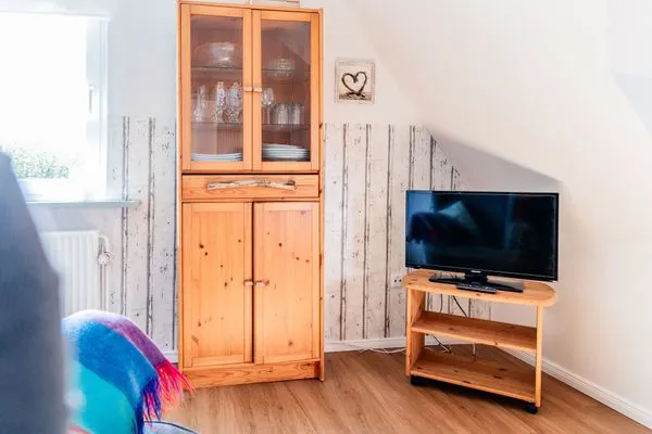 Wohnzimmer mit TV, Sofa, Leseecke, Spielesammlung  Nordkiek No. 8