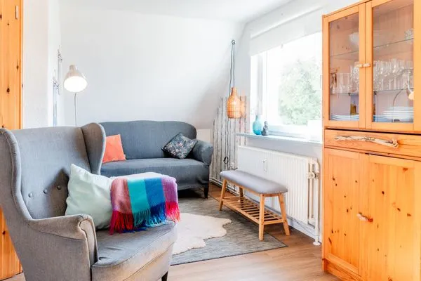 Wohnzimmer mit TV, Sofa, Leseecke, Spielesammlung  Nordkiek No. 8