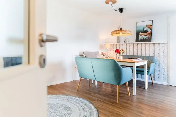 Essbereich im Wohnzimmer mit Terrassenzugang und kleinem Meerblick  Nordkiek No. 8