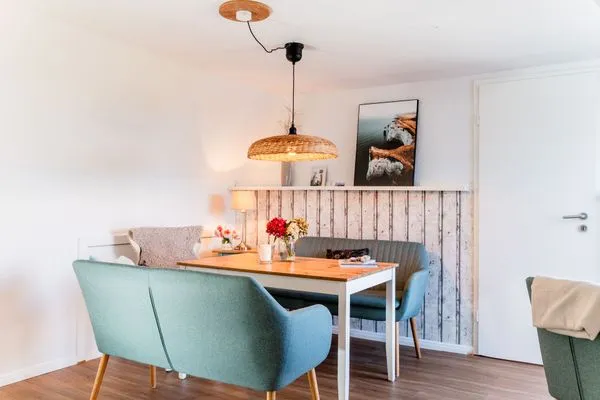 Essbereich im Wohnzimmer mit Terrassenzugang und kleinem Meerblick  Nordkiek No. 8