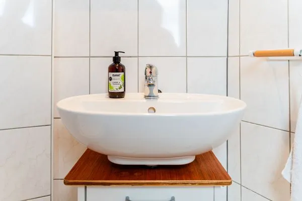 Bad mit Dusche, Fenster, Waschbecken, WC, Föhn  Nordkiek No. 8
