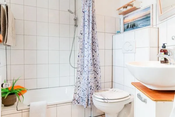 Bad mit Dusche, Fenster, Waschbecken, WC, Föhn  Nordkiek No. 8
