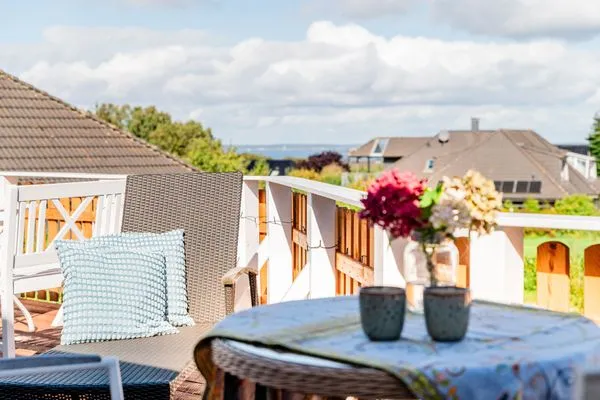 Kleine Dachterrasse mit Meerblick und Sitzmöbeln  Nordkiek No. 8