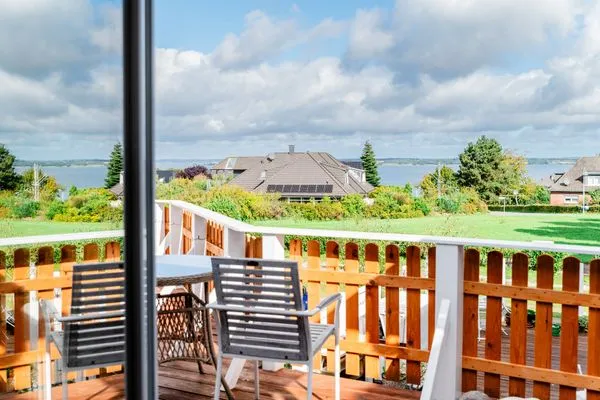 Kleine Dachterrasse mit Meerblick und Sitzmöbeln  Nordkiek No. 8