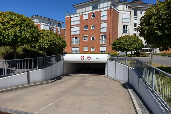 Bequem und sicher: Hauseigene Tiefgarage mit festen PKW-Stellplätzen.  Strandpalais Duhnen