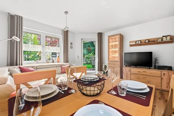 Esstisch mit Blick auf den Wohnbereich  Ferienwohnung Sobek